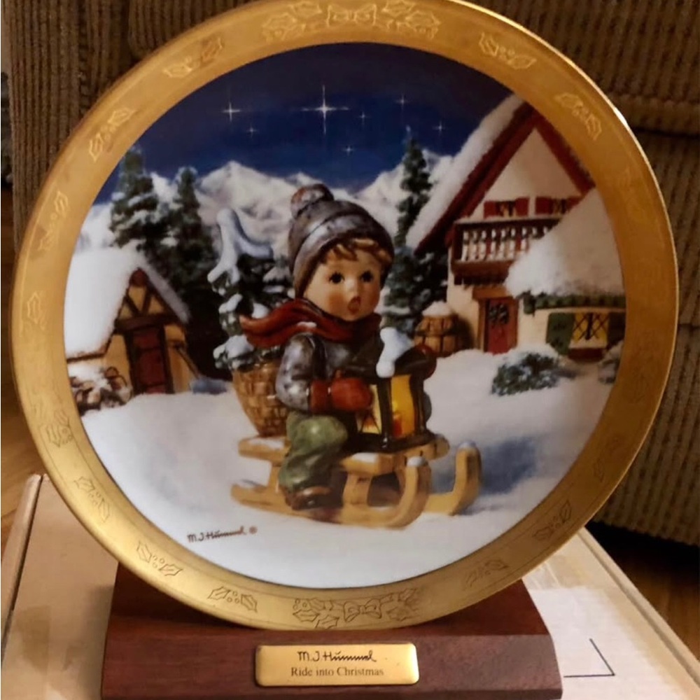 Goebel Hummel Christmas Plate "Ride Into Christmas" The Danbury Mint 1992